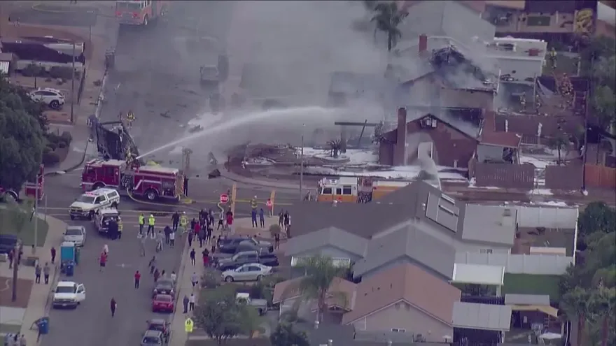 Aeronave se estrella y deja al menos dos muertos en barrio residencial de California