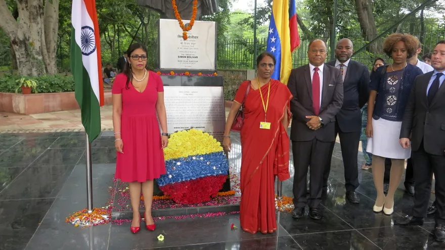 La canciller venezolana, Delcy Rodríguez (i), y la directora para Latinoamérica del Ministerio de Exteriores de la India (c), D. Charandasi.