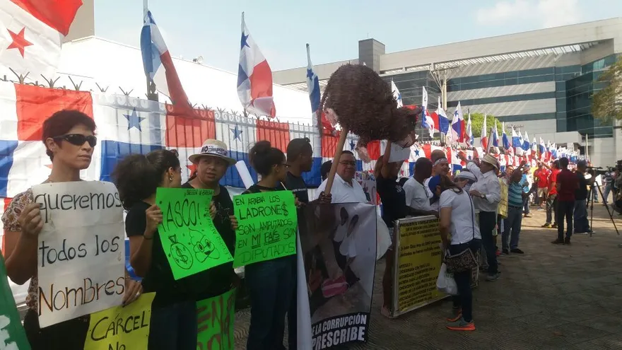 Políticos se exponen a los cuestionamientos públicos por casos de corrupción