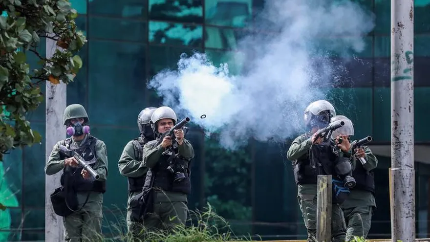 Miembros de las fuerzas de seguridad son vistos durante una manifestación opositora hoy, jueves 6 de julio de 2017, en Caracas (Venezuela).