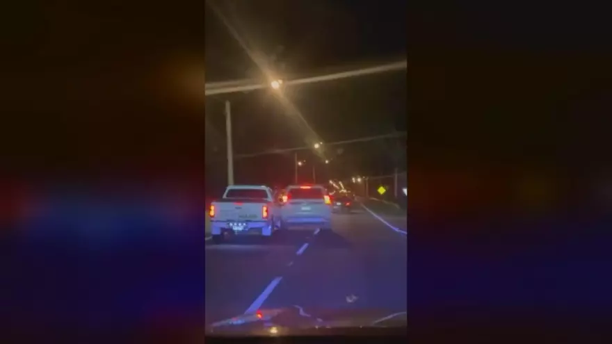 Discusión vial termina en accidente contra poste eléctrico en Boquerón; autoridades investigan el caso.