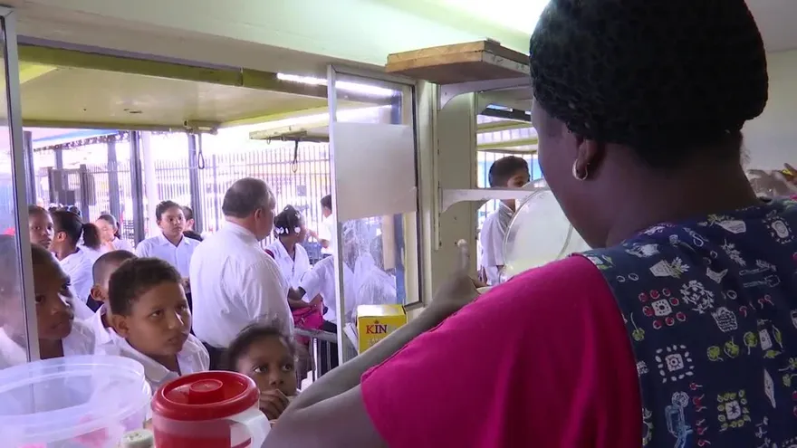 Meduca disminuye azúcar en bebidas para estudiantes