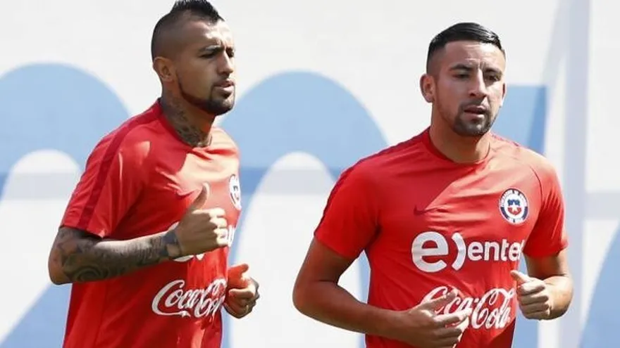 El chileno Isla dice que espera jugar con Arturo Vidal en el Flamengo