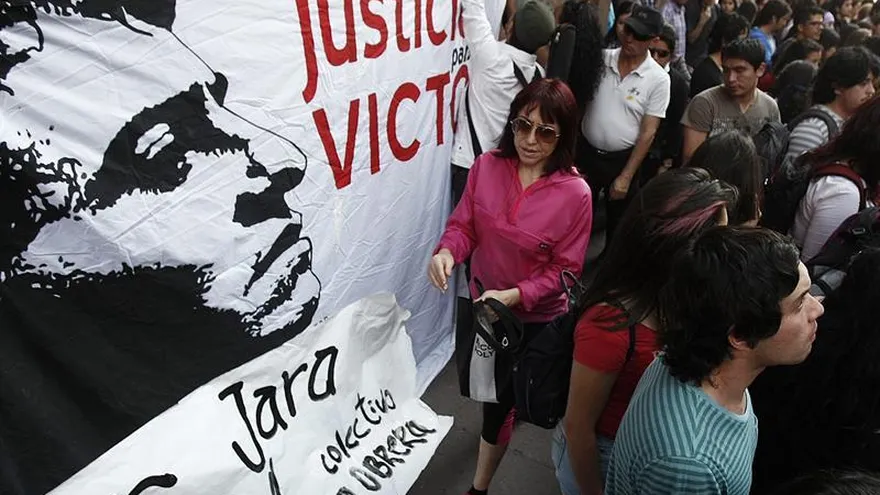 Víctor Jara fue detenido el 12 de septiembre de 1973 por los militares que el día anterior habían derrocado al presidente chileno, Salvador Allende, y fue llevado junto a miles de otros presos a un estadio techado, que hoy lleva su nombre, donde fue torturado y asesinado.