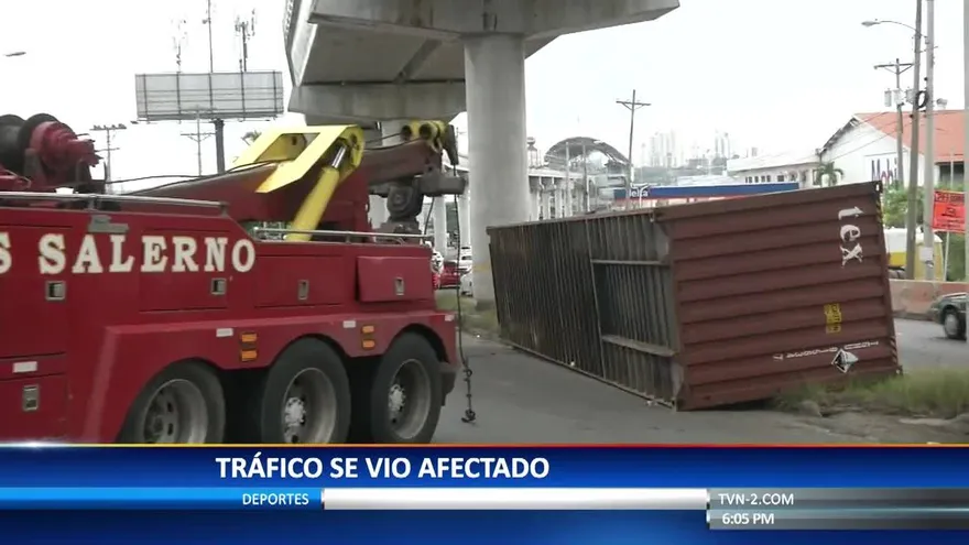 Contenedor cae en vía Transístmica