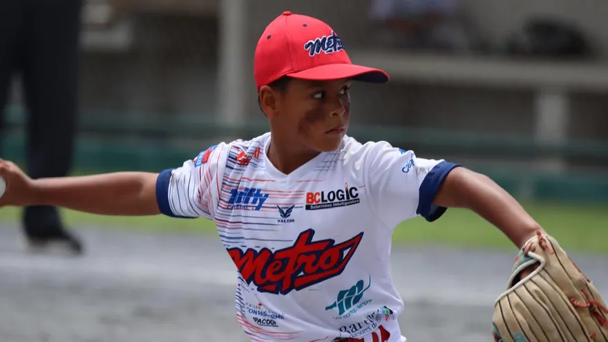 Pelotero del equipo de béisbol u10 de Panamá Metro