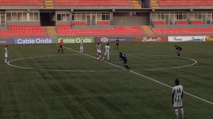 Acción del partido entre Atlético Nacional y Alianza F.C.
