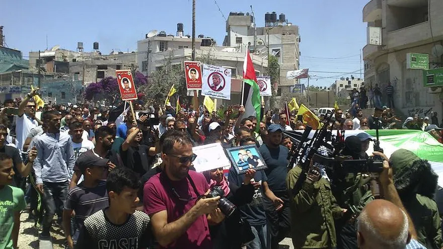 Protesta celebrada hoy en Ramala (Cisjordania), en apoyo a los presos en cárceles israelíes en huelga de hambre y coincidiendo con la llegada a la región del presidente de EEUU, Donald Trump.