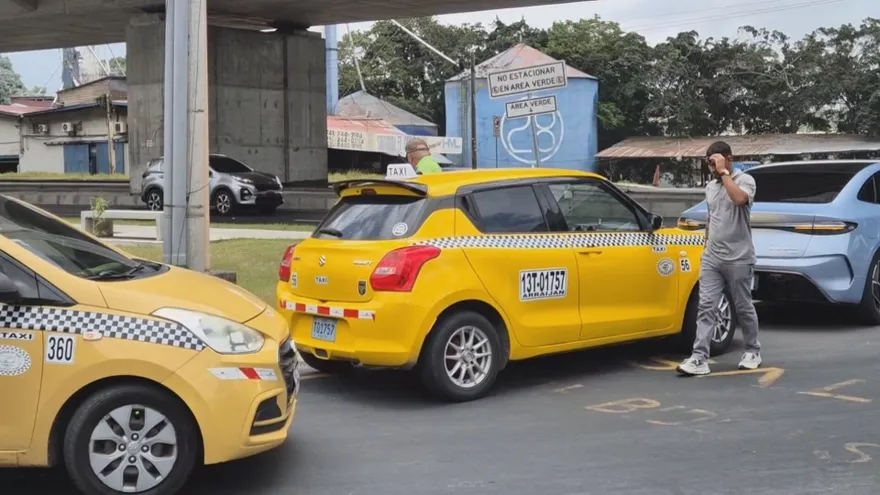 Taxistas de Panamá Oeste cierran la Panamericana y exigen subsidio al combustible