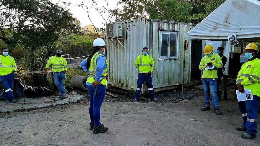 Trabajadores son orientados sobre medidas de bioseguridad y seguridad.