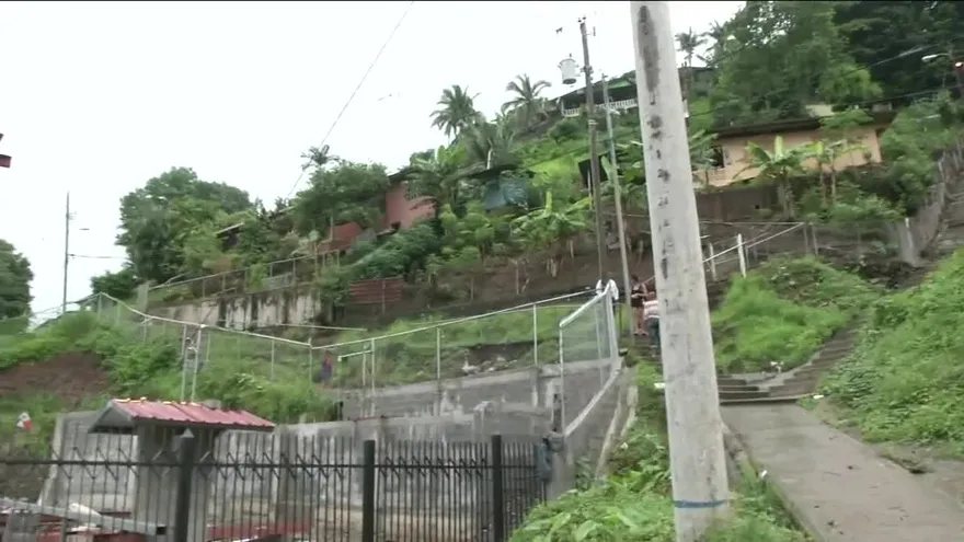 Reportan deslizamientos de tierra en Villas de Vizcaya