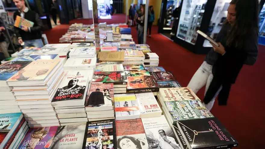 Visitantes observan libros, el pasado jueves 21 de abril de 2016, durante la inauguración de la 42 Feria internacional del Libro de Buenos Aires (FILBA), en la capital argentina.