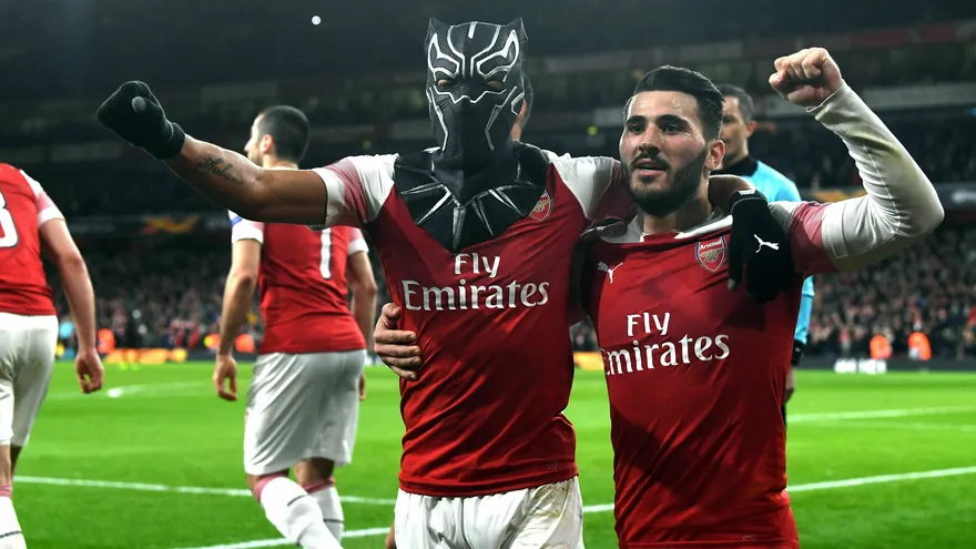 Pierre-Emerick Aubameyang se puso una máscara de la Pantera Negra para celebrar