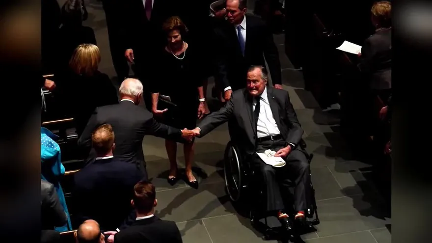 Hospitalizan al expresidente Bush días después de la muerte de su esposa