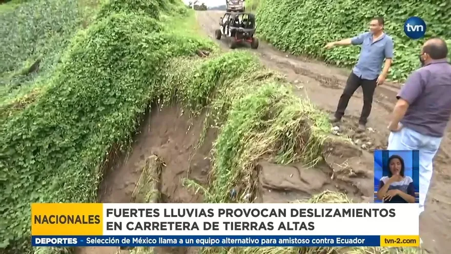 Deslizamiento de carretera en Volcán