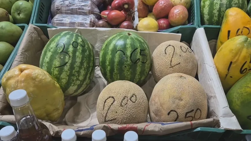Vendedores reportan alza en el costo de las frutas y caída en las ventas