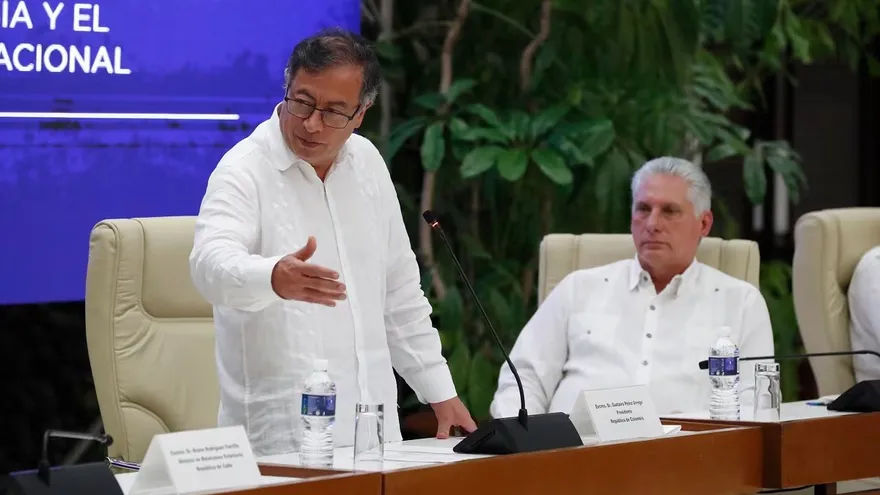 El presidente de Colombia Gustavo Petro (I), el de Cuba Miguel Diaz-Canel (D).