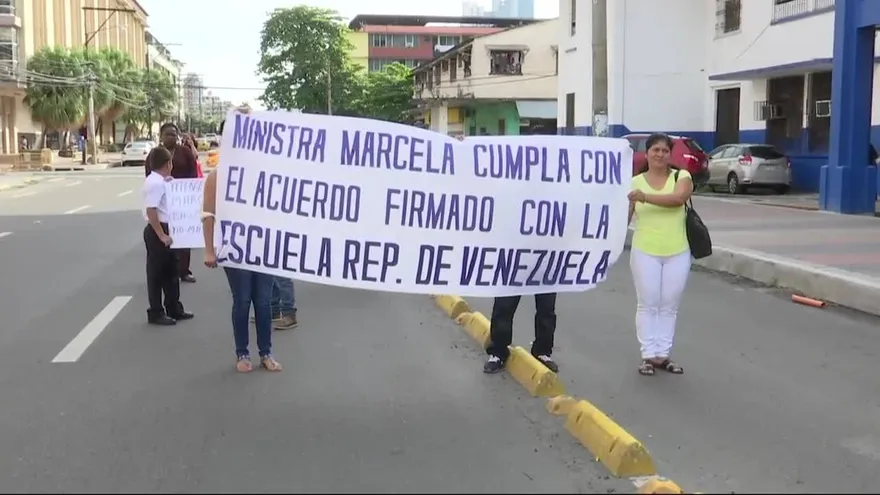 Estudiantes y docentes de escuela protestan contra el Meduca
