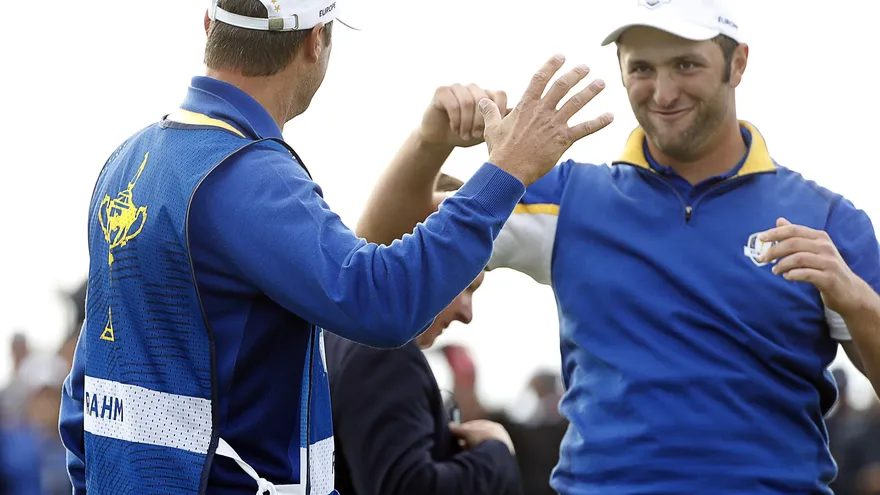 John Rahm celebra tras la conquista de Europa de la Ryder Cup 2018