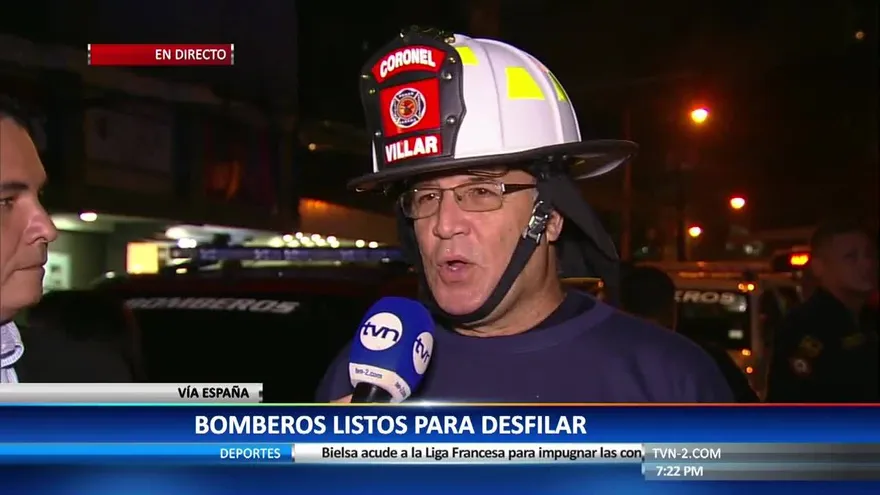 Bomberos celebran aniversario con desfile de antorchas