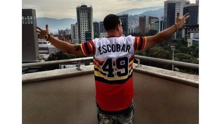 Alcalde de Medellín regaña a J. Álvarez por usar camiseta de Pablo Escobar