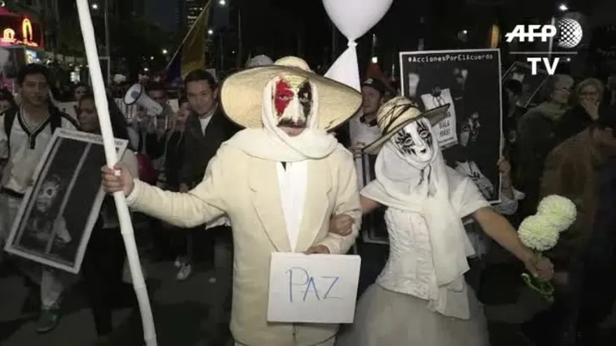 Miles de colombianos marchan por la paz en Bogotá