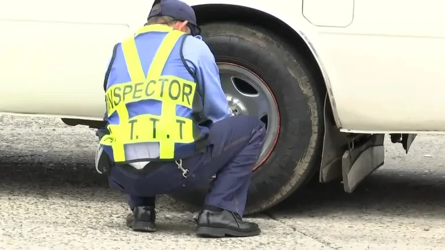 Conductores de ‘diablos rojos’, molestos por operativo de la ATTT