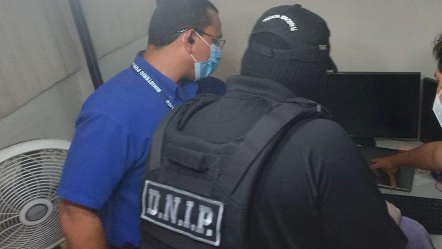 Agentes del Ministerio Público mientras hacían allanamientos.