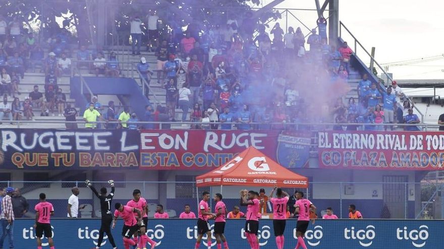 Fanáticos y jugadores del Plaza Amador