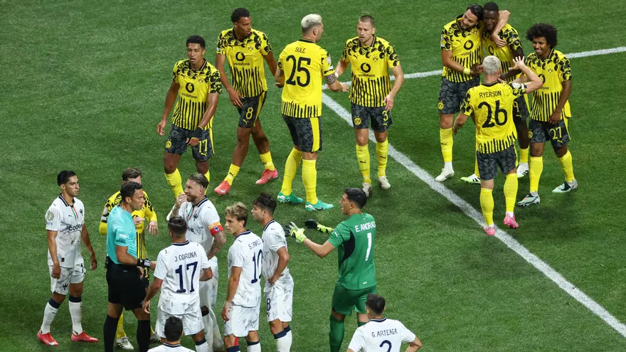 Jugadores del Borussia Dortmund celebran mientras que sus homólogos del Monterrey discuten con el árbitro