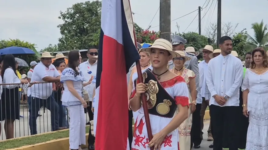 Nataly Delgado, campeona veraguense de boxeo fue la abanderada del 9 de noviembre