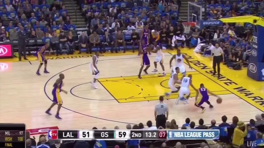 Kobe Bryant hace tremenda penetraci