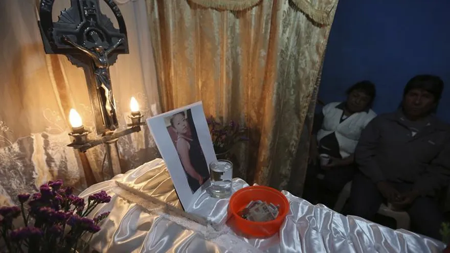 Familiares y amigos de Mareleyn velan su cuerpo la noche del jueves 9 y la madrugada del 10 de marzo de 2017, en la colonia 4 de Febrero en la Ciudad de Guatemala. La menor es una de las victimas del incendio en el Hogar Virgen de la Asunción.