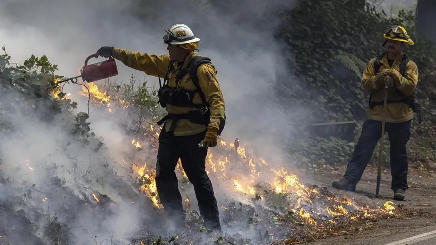 Bomberos alertan ante la ola de calor que podría empeorar los fuegos en California