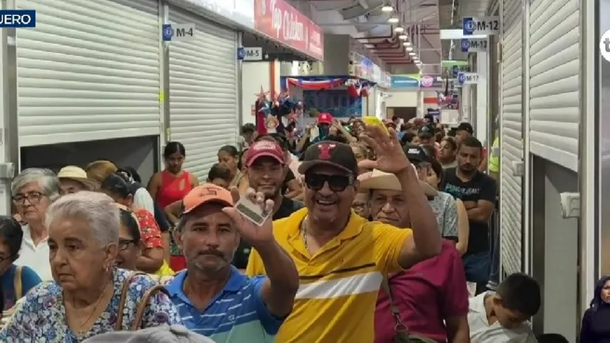 Miles de personas acudieron desde temprano a la agroferia en Merca Chitré para adquirir productos básicos a bajo costo.