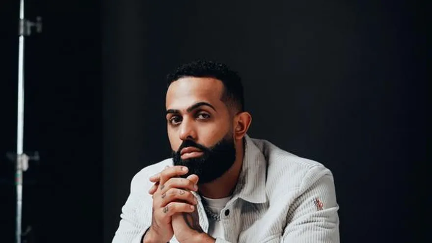 Fotografía cedida por Rimas Entertainment donde aparece el rapero de origen puertorriqueño Eladio Carrión, quien publicó este jueves "Monarca", su segundo álbum