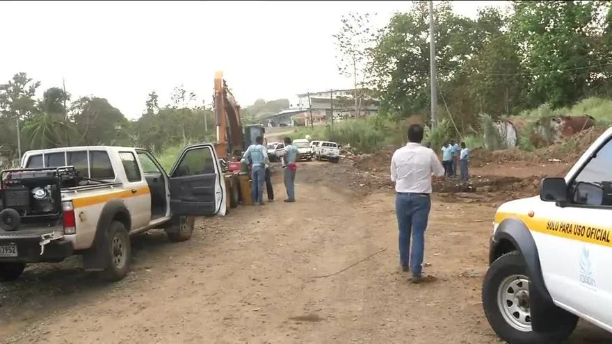 Idaan trabaja para reparar daño en línea de 60 pulgadas en Gonzalillo