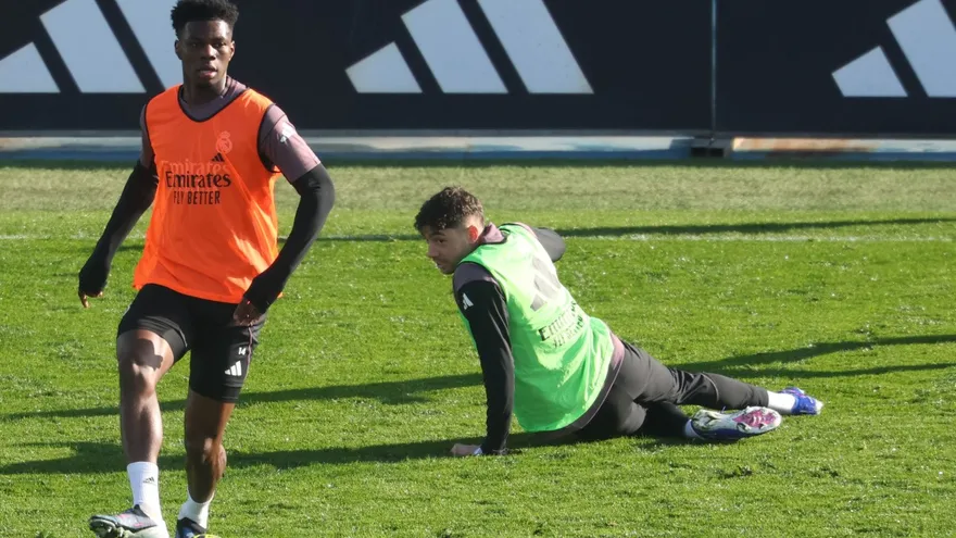 Aurélien Tchouameni (i) y Fede Valverde (d) en un entrenamiento del Real Madrid