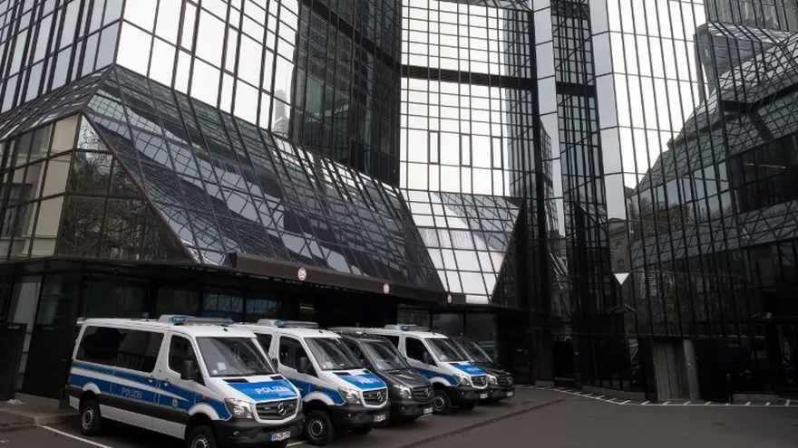 Los vehículos de la policía estacionados en la sede de Deutsche Bank en Frankfurt.