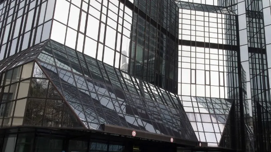 Los vehículos de la policía estacionados en la sede de Deutsche Bank en Frankfurt.