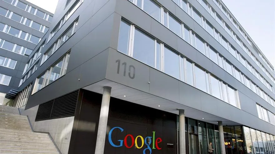 El vehículo de auto-conducción tendría una capa adhesiva similar al pegamento colocada en el capó y parachoques delantero, y los laterales del vehículo, según indica la solicitud de patente de la que se hacen eco hoy los medios estadounidenses.