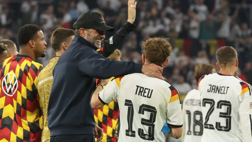 Jürgen Klopp (c) celebran junto a sus dirigidos de la selección de Alemania