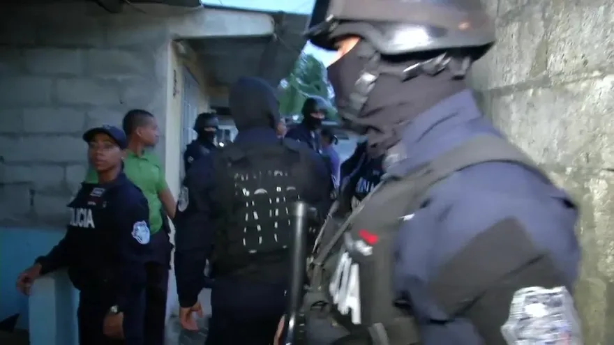 Policía Nacional realiza operativos antipandillas en Colón