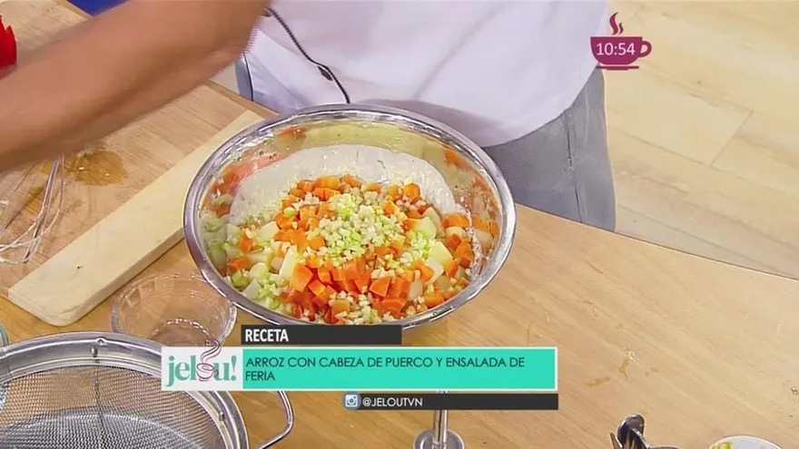 Arroz con cabeza de puerco y ensalada de feria