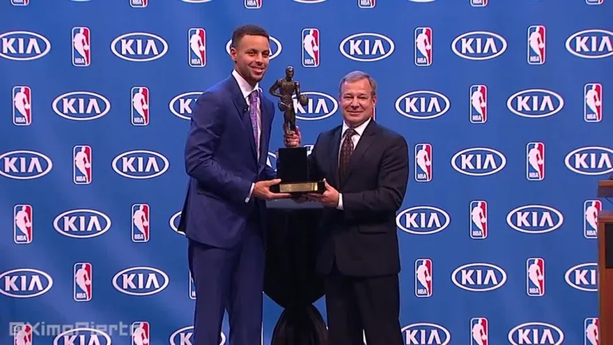 Stephen Curry es nombrado MVP de la NBA 2015-16