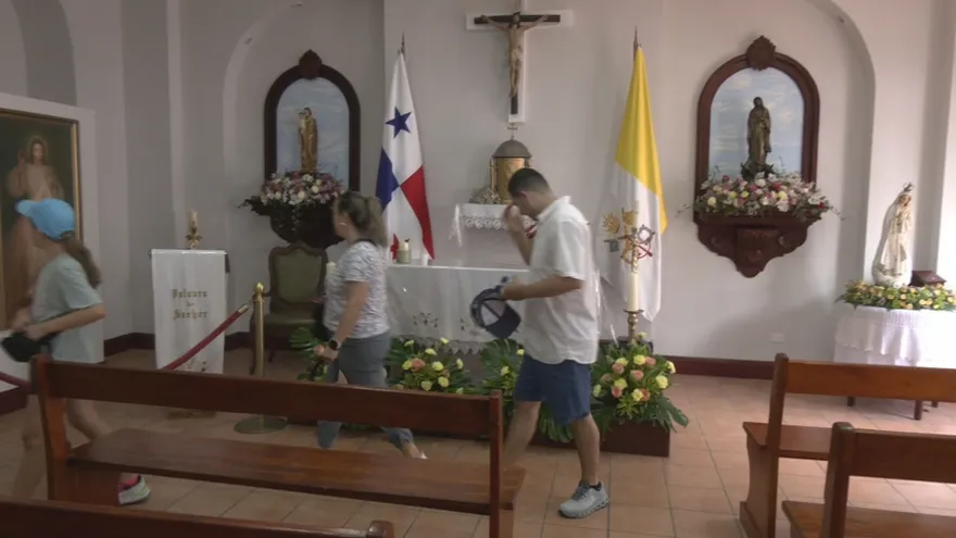 Turistas visitan la capilla presidencial en el Casco Antiguo