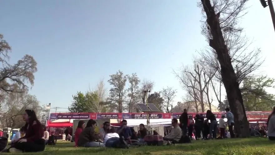 Asados, bailes y terremotos para celebrar 207 cumpleaños de Chile