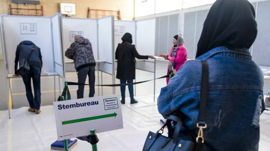 Varios ciudadanos depositan sus votos en unas cabinas durante las elecciones parlamentarias, en Rotterdam (Holanda), hoy, 15 de marzo de 2017.