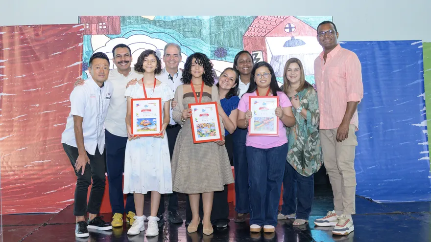 La ceremonia de premiación se llevó a cabo en la Ciudad de las Artes, donde participaron representantes del Gobierno Nacional, directivos de Ricardo Pérez e invitados especiales.