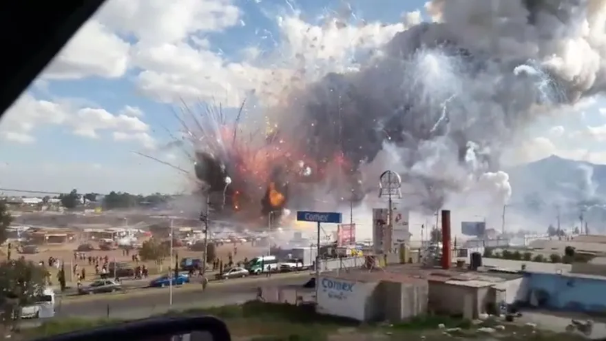 Una explosión en mercado pirotécnico deja 60 heridos en México.